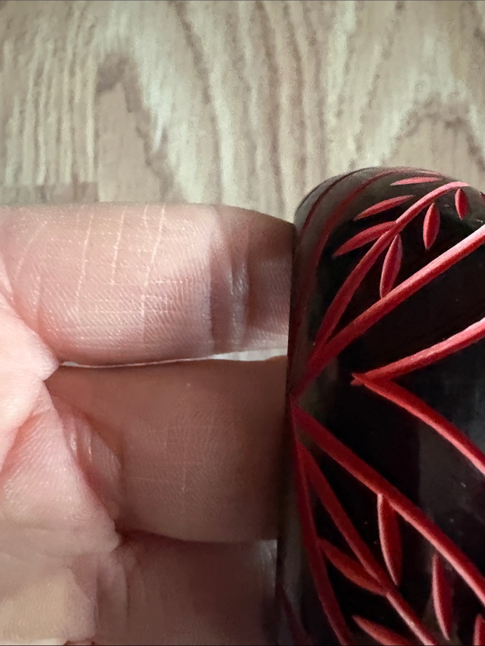 VINTAGE BAKELITE BLACK AND RED CARVED 7.5' BANGLE BRACELET - Picture 4 of 9